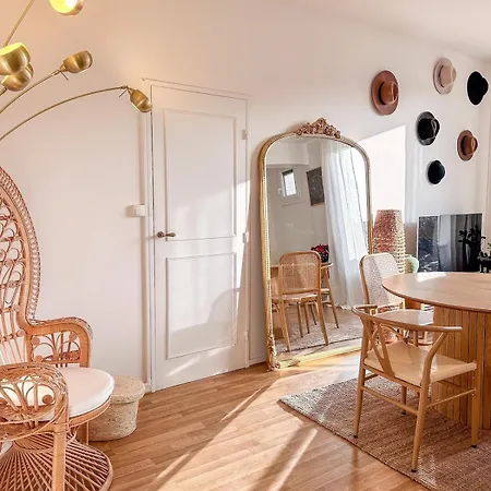 Parisian Nest - Panoramic Views - Free Parking Parijs